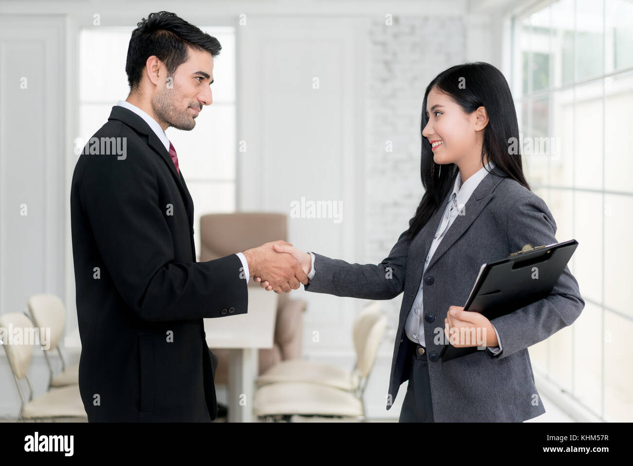 Successo del lavoro asian imprenditore e imprenditrice stringono le mani in sala consiglio al termine di una riunione. Foto Stock