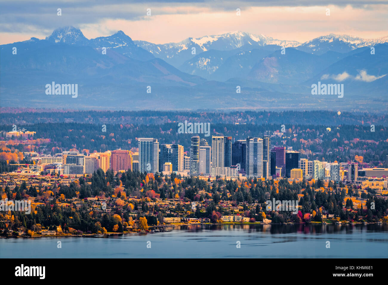 Bellevue washington. La snowy Alpine Lakes Wilderness picchi di montagna salire dietro il urban skyline. Foto Stock