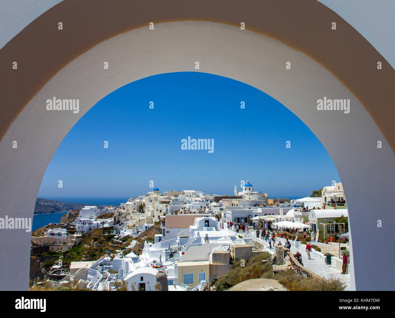 Vista attraverso un arco per il villaggio di Oia, isola di Santorini, Cicladi, Egeo, Grecia Foto Stock