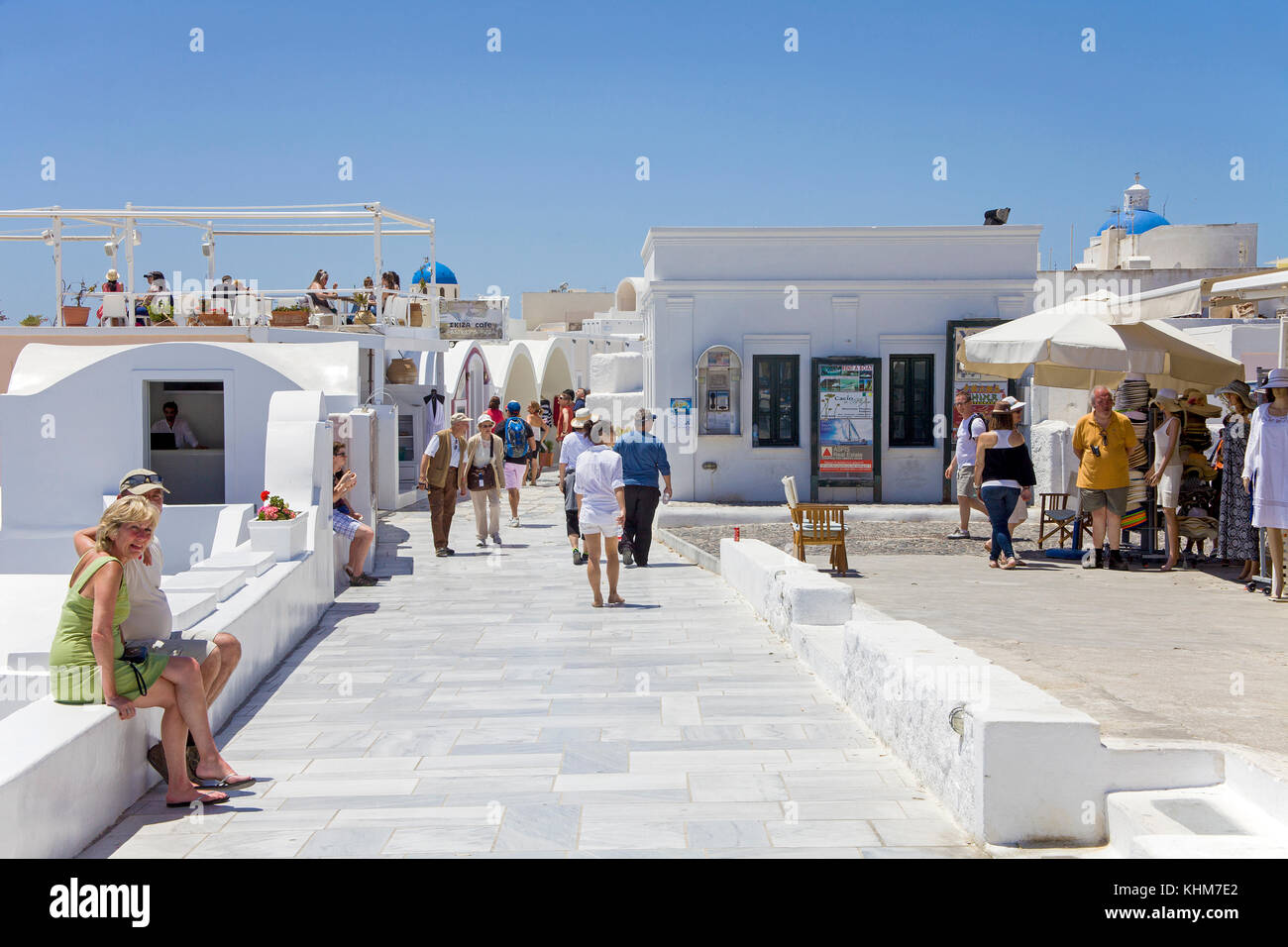 In marmo del bordo del cratere promenade, shopping mile a Oia, isola di Santorini, Cicladi, Egeo, Grecia Foto Stock
