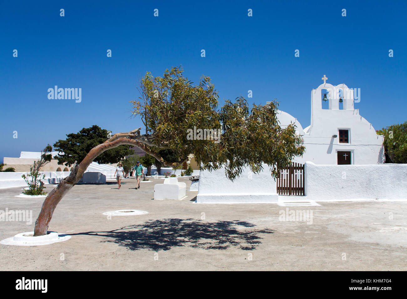 Vento dodger in corrispondenza di una piccola cappella ortodossa, villaggio di Oia - Santorini, Cicladi, Egeo, Grecia Foto Stock
