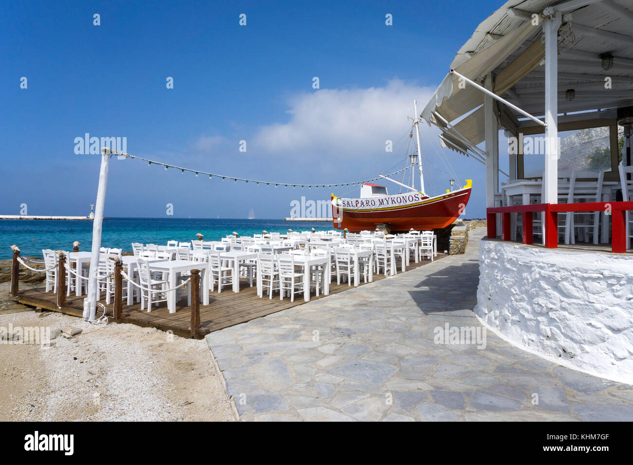Griechische taverne am Meer, fischerboot als dekoration und werbetraeger, Mykonos-Stadt, Mykonos, kykladen, aegaeis, griechenland, mittelmeer, europa Foto Stock