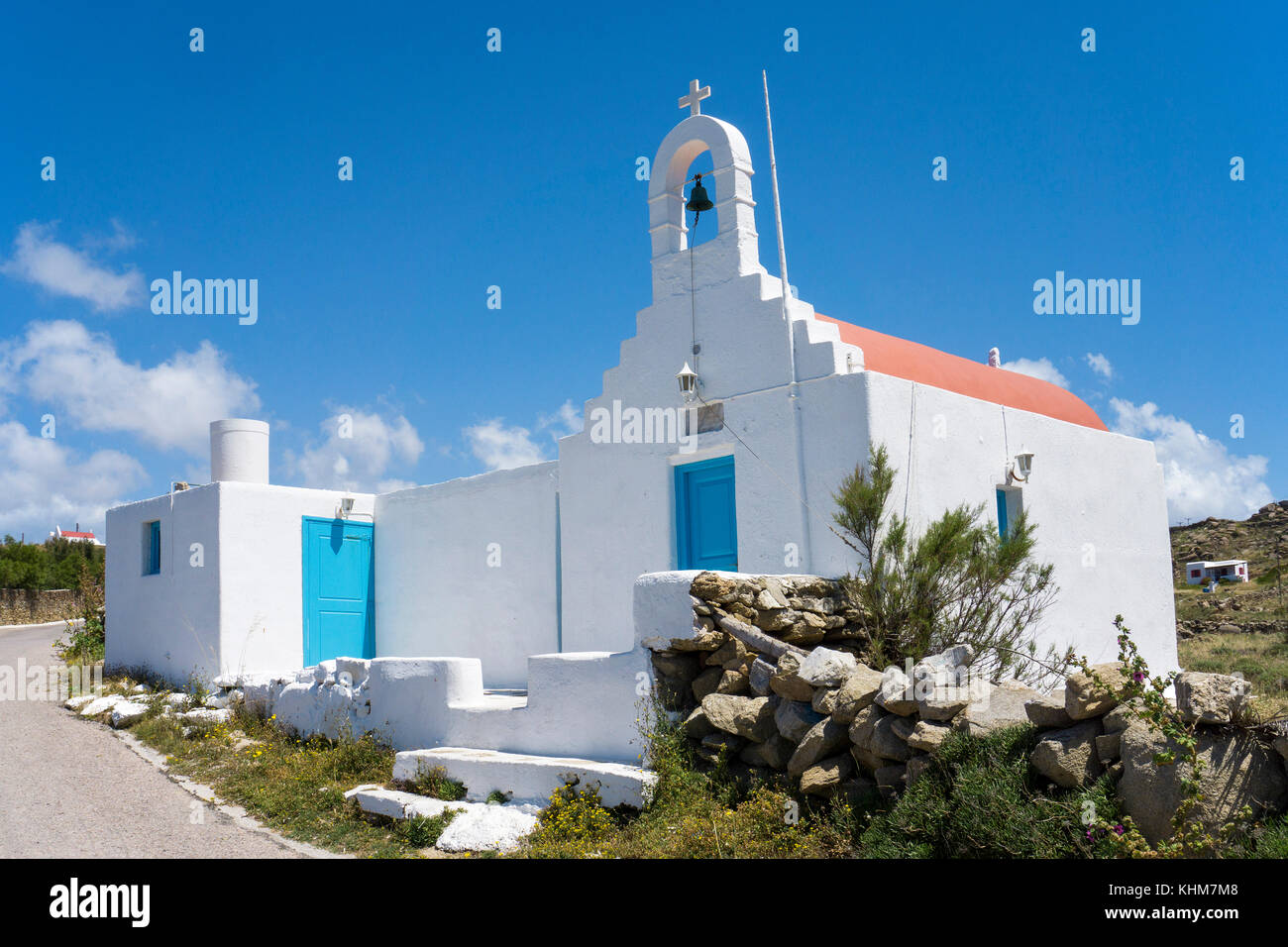 Piccola cappella ortodossa presso la strada di Paraga Beach,l'isola di Mykonos, Cicladi, Egeo, Grecia Foto Stock