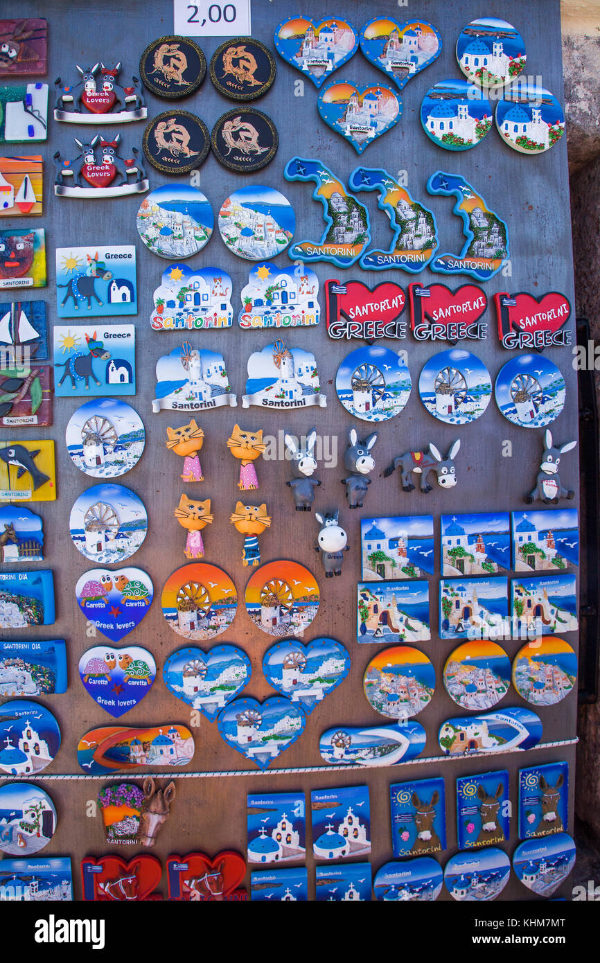 Magnetico appendiabiti souvenir shop, Oia - Santorini, isola di Santorini, Cicladi, Egeo, Grecia Foto Stock