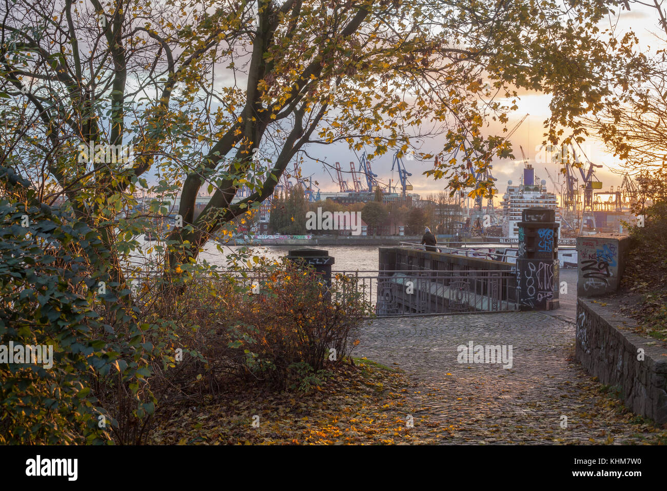 Ponti di atterraggio e porto di Sankt-Pauli in autunno a sera, Amburgo, Germania, Europa i Herbststimmung bei den St.-Pauli-Landungsbrücken bei Sonnenun Foto Stock