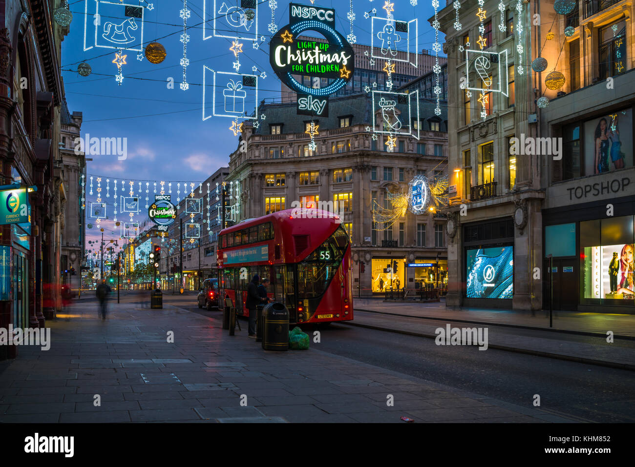 Londra - 18 novembre 2017: le luci di Natale a Oxford Street, Londra, Regno Unito. La lunghezza completa di la più trafficata area dello shopping nel centro di Londra è decorata Foto Stock