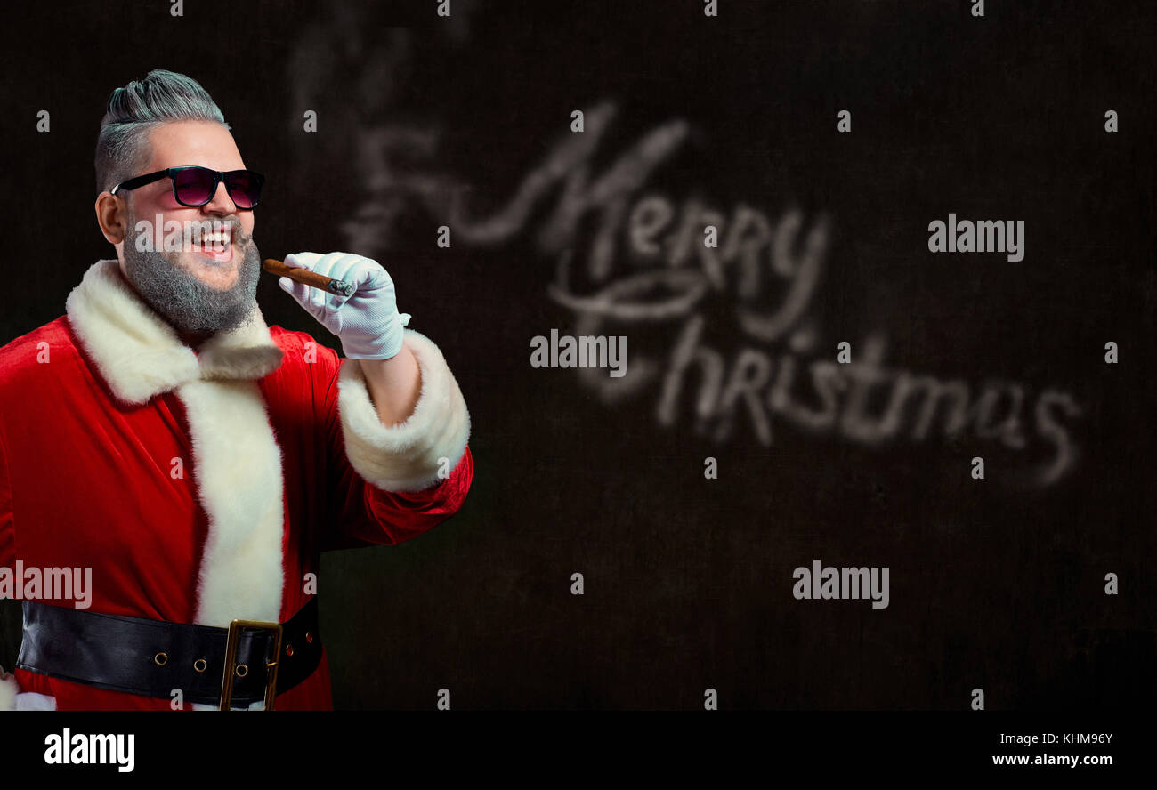 Babbo Natale con un sigaro lancia un fumo con il testo di allegro Foto Stock