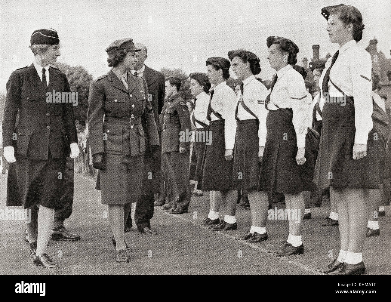 La principessa Elisabetta ispezionando il corpo di addestramento delle ragazze, 1945. Principessa Elisabetta di York, futuro Elisabetta II, 1926 - 2022. Regina del Regno Unito. Foto Stock