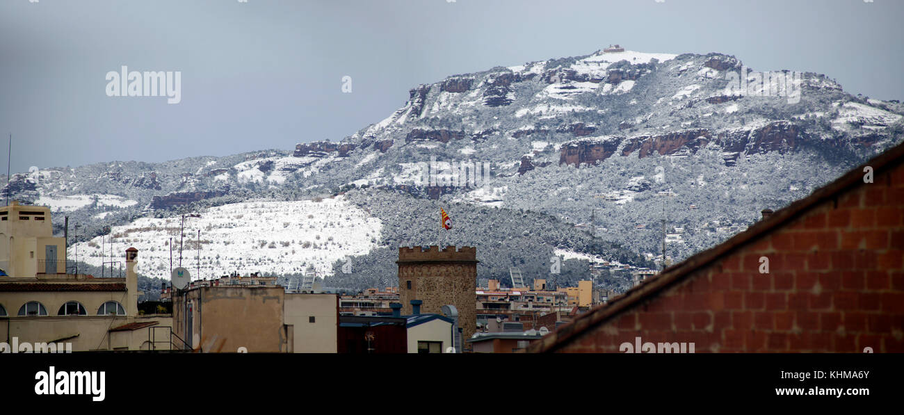 Vista panoramica sulla città di Terrassa e sulla montagna innevata di Sant Llorenç del Munt. Provincia di Barcellona, Catalogna, Spagna. Foto Stock