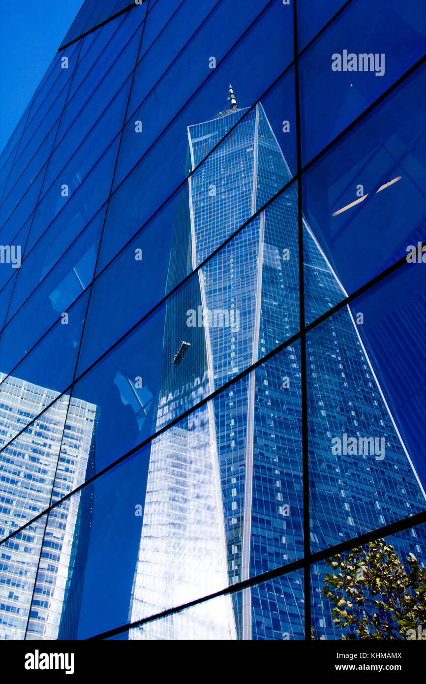 Blue sky la riflessione di un world trade center di new york Foto Stock