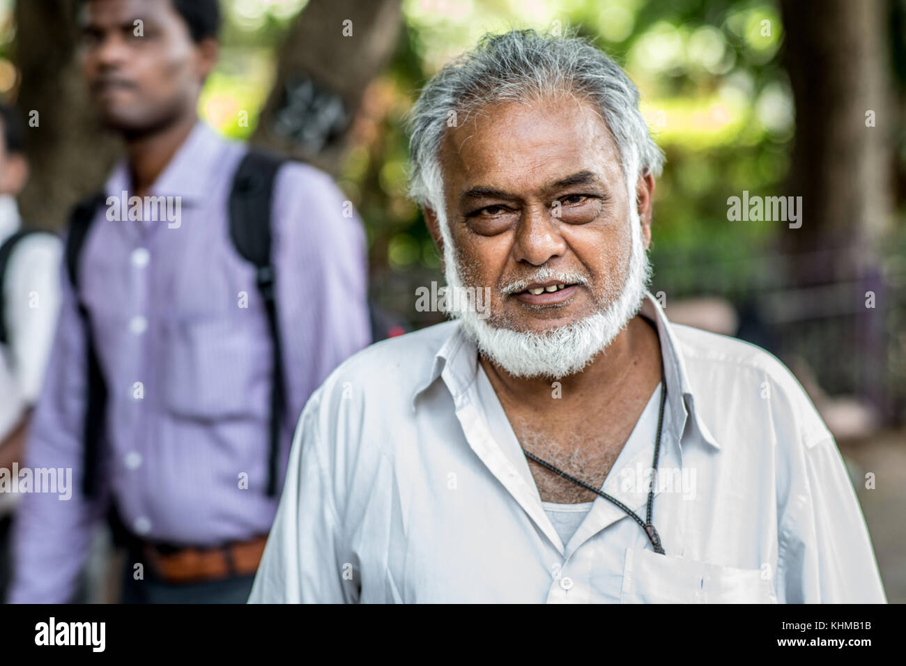 Ritratto di un uomo indiano per le strade di Mumbai, India. Foto Stock