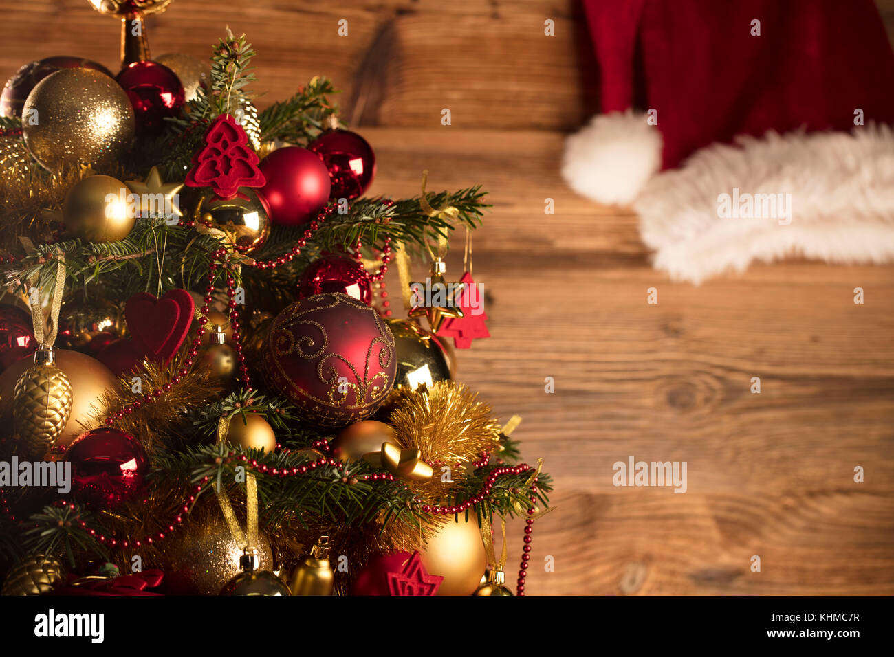 Santa Claus giorno concetto. Decorazione di natale in golden e marroncina  estetica. posto per tipografia e logo Foto stock - Alamy