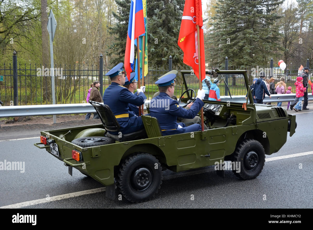 Saint-Petersburg, Russia - 09 maggio: militare auto sulla strada a livello internazionale 'day di vittoria nella guerra mondiale due' su maggio 09, 2014 in saint-petersbur Foto Stock