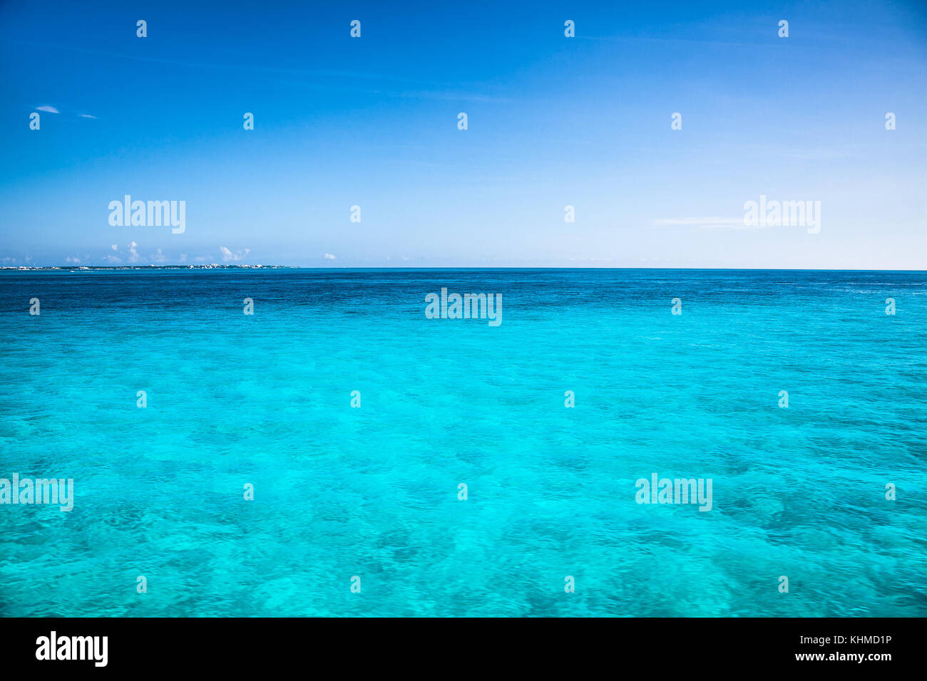 Turquise caribean color acqua vicino a Isla Mujeres, Messico. Foto Stock