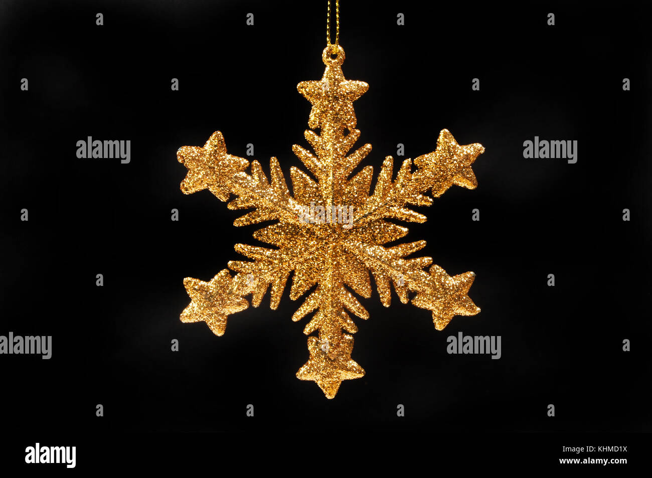 Oro glitter natale stella di fiocco di neve decorazione isolata contro bianco Foto Stock
