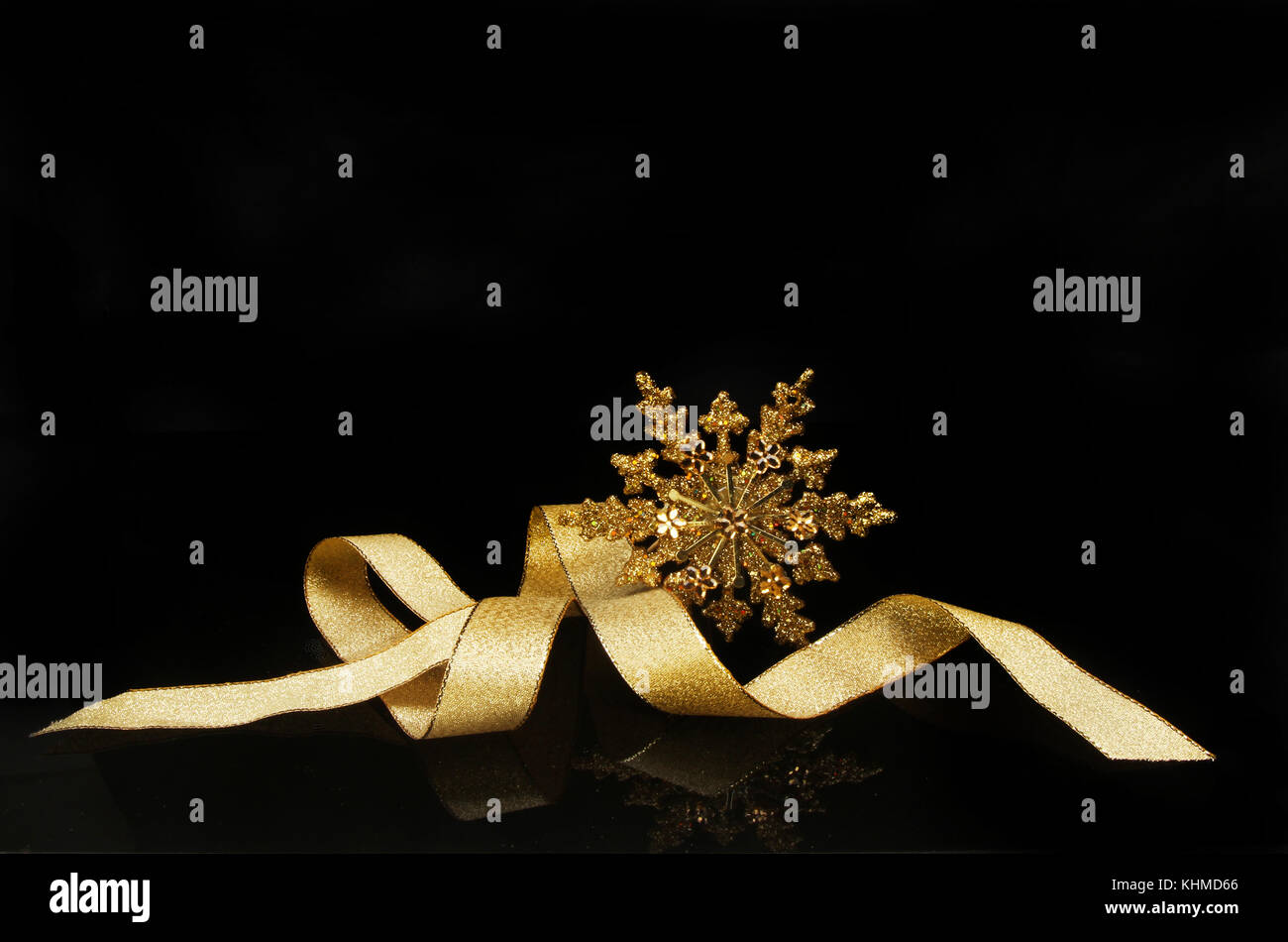 Oro glitter e Stelle di Natale nastro motif contro il nero Foto Stock