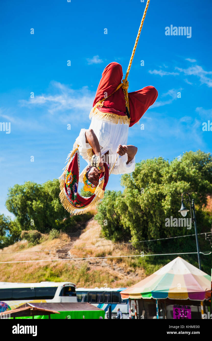 Cholula, Messico-dec 5, 2015:danza di papantla's volantini in Cholula, Messico sul dicembre 5, 2015 tradizione messicana del rituale cerimonia del voladores, k Foto Stock