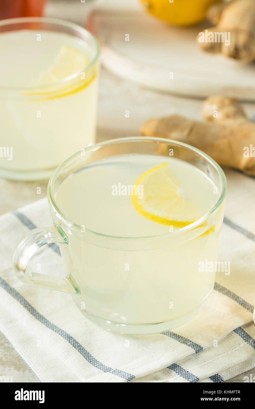 Una sana in casa limone tè allo zenzero con miele biologico Foto Stock