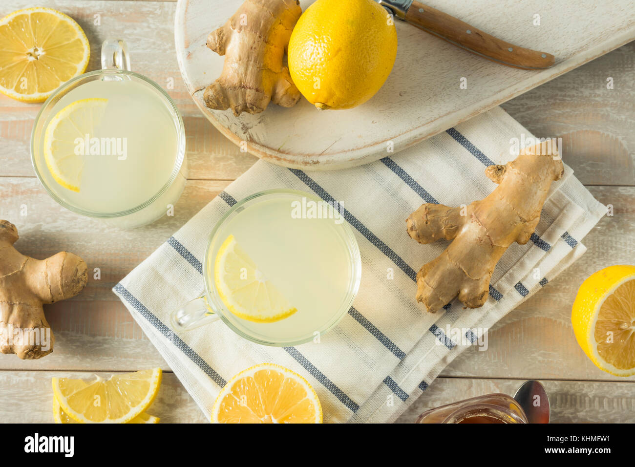 Una sana in casa limone tè allo zenzero con miele biologico Foto Stock