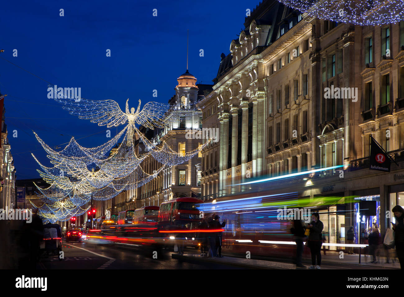 London, Regno Unito - novembre 17th, 2017: le luci di Natale su Regent street; luci stagionali vengono visualizzati più frequentata zona per lo shopping di Londra centrale. Foto Stock