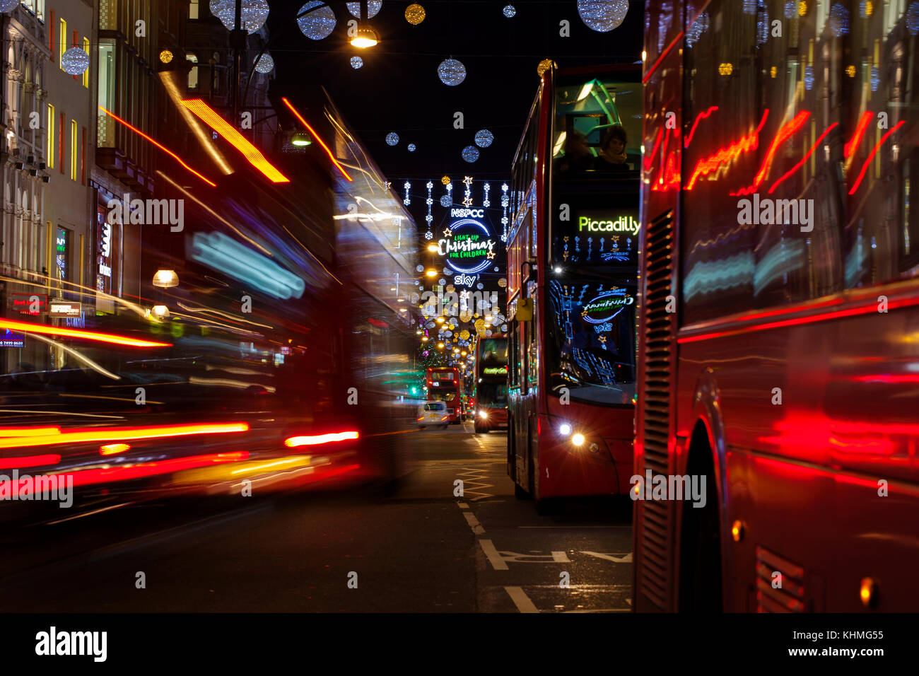 LONDRA, Regno Unito - 17 novembre 2017: Luci natalizie su Oxford Street; luci stagionali sono esposte sulla trafficata area commerciale del centro di Londra. Foto Stock