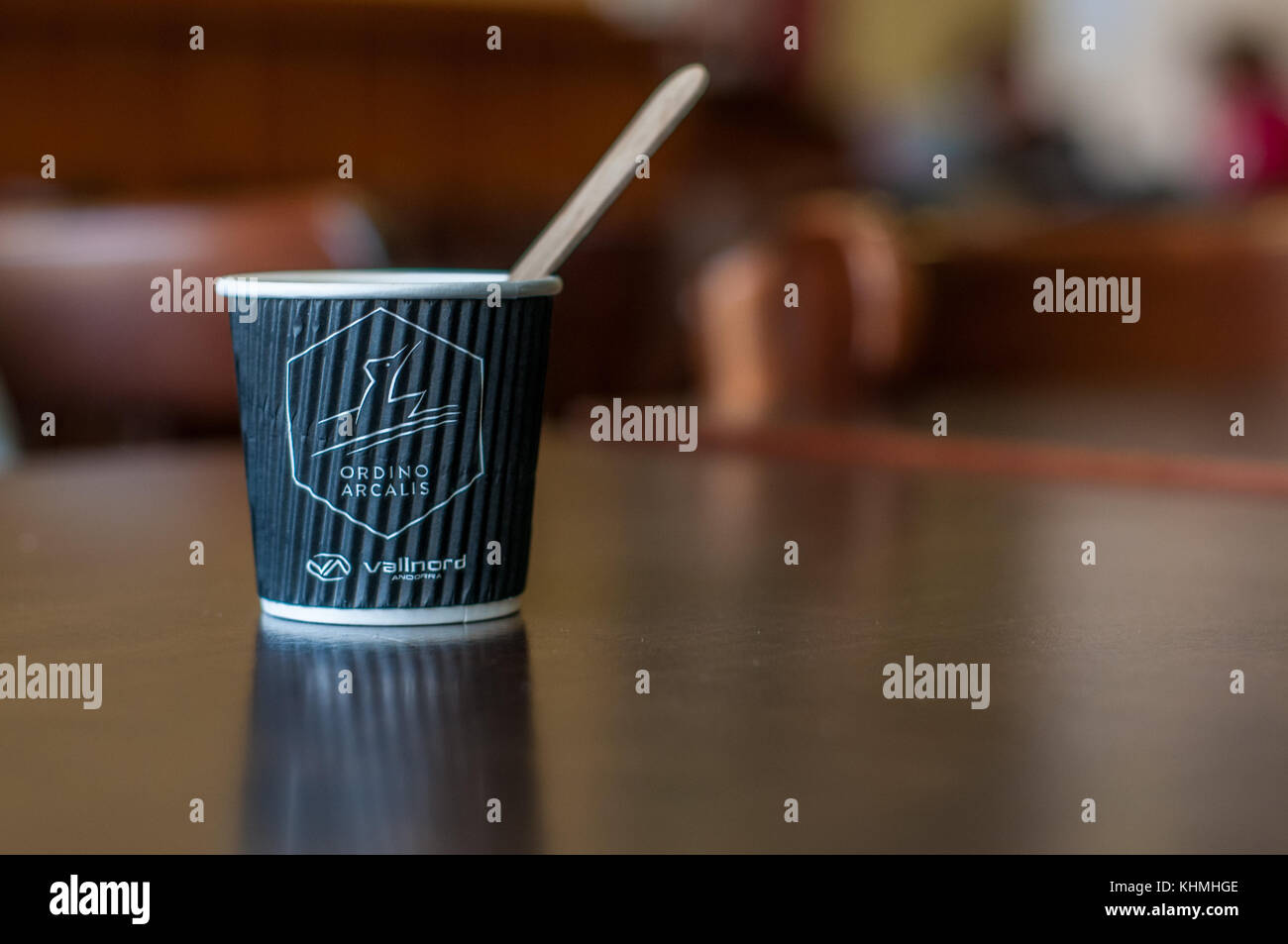 Il caffè con una tazza monouso di cartone e un cucchiaio di legno a Ordino Arcalis Vallnord skiy resort, Ordino, Andorra Foto Stock
