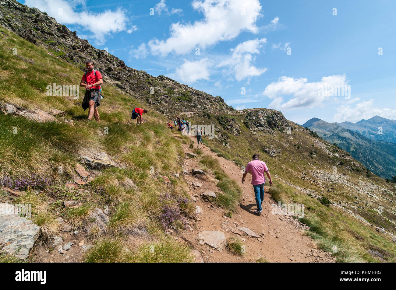 Il percorso per arrivare al lago di alta montagna vicino a Ordino con alcune persone escursionismo, Tristaina, Andorra Foto Stock