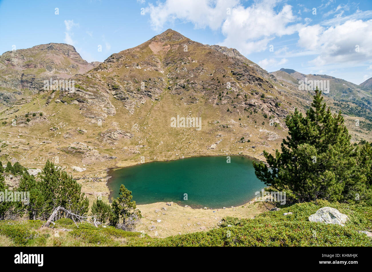 Vista del lago di alta montagna chiamato 'Estany primer' vicino a Ordino con pino mugo, Tristaina, Andorra Foto Stock