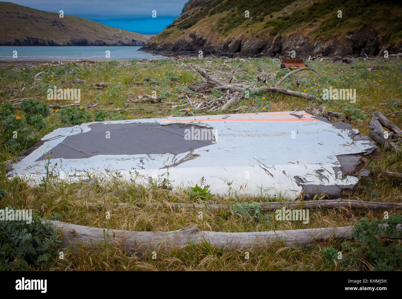 Attrazioni lungo la spiaggia in una baia appartata, South Island, Nuova Zelanda: La chiglia rotta o timone di uno yacht da corsa Foto Stock