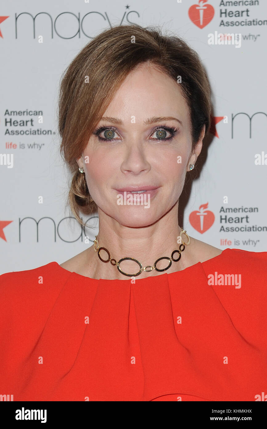 NEW YORK, NY - 09 FEBBRAIO: Lauren Holly partecipa alla sfilata "Go Red for Women" durante la New York Fashion Week autunno 2017 presso Hammerstein Ballroom il 9 febbraio 2017 a New York City. Persone: Lauren Holly Foto Stock