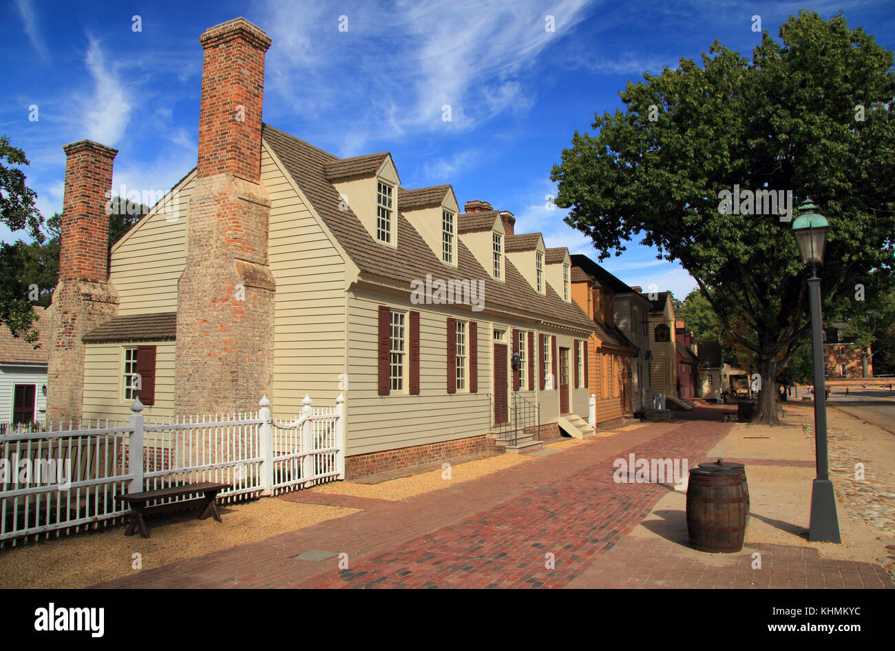 Williamsburg Coloniale, situato in Virginia, è degna di nota per i suoi numerosi edifici storici e negozi che sono stati restaurati al loro aspetto originale Foto Stock