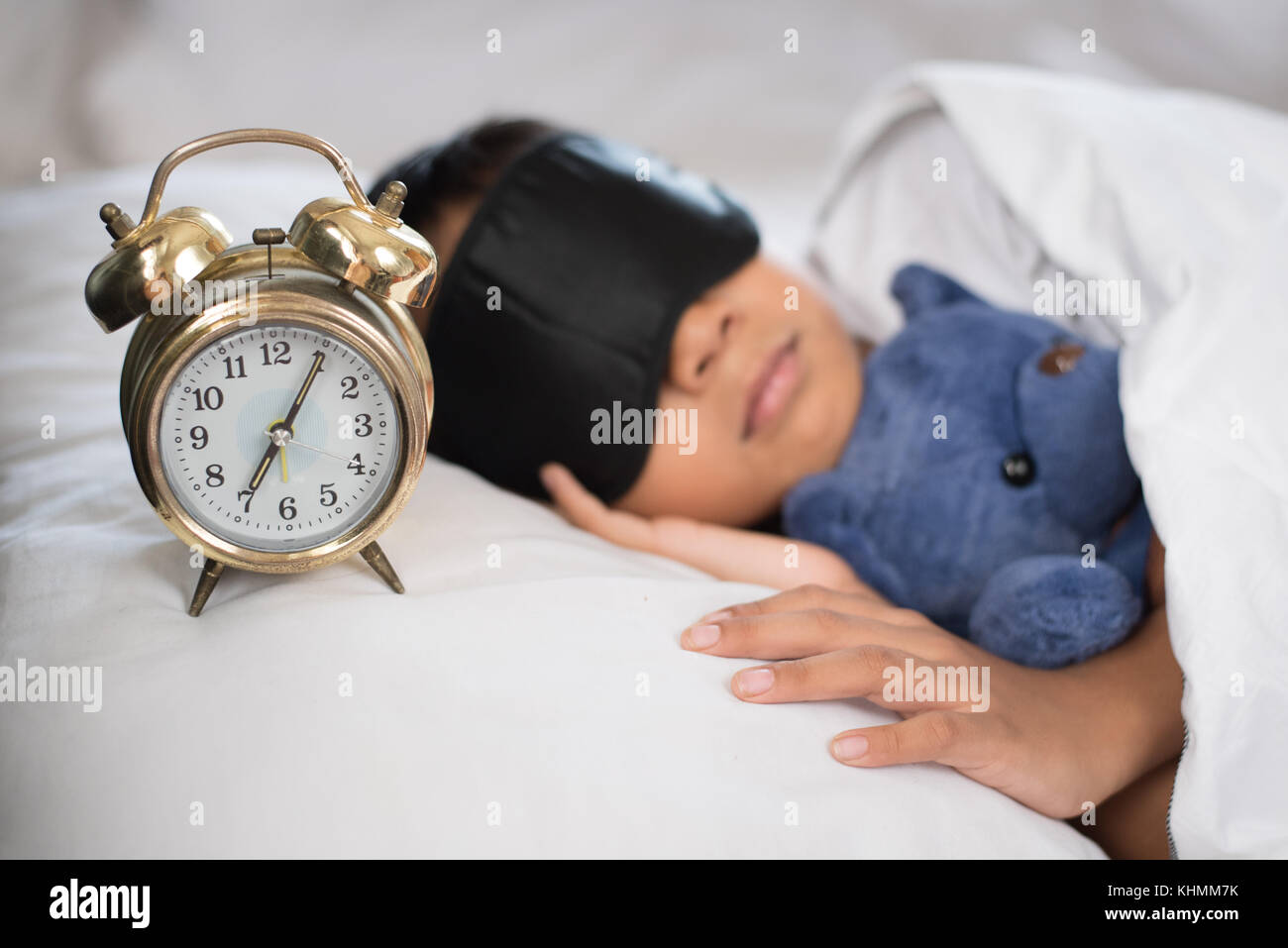 Un anno di età bambino con sveglia Foto stock - Alamy