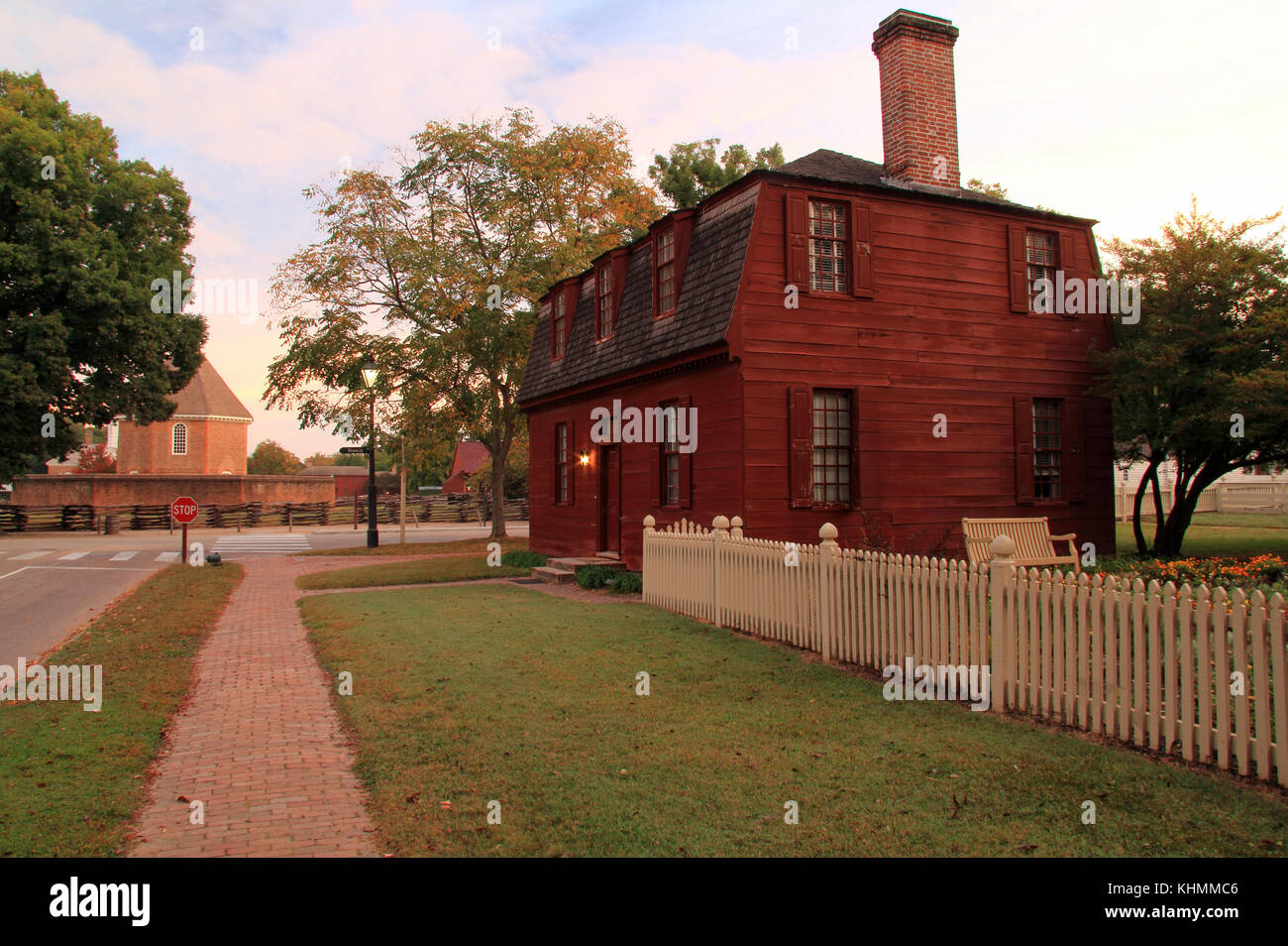 Il Lightfoot Tenement è una delle numerose strutture storiche che attirano numerosi visitatori ogni anno al Colonial Williamsburg in Virginia Foto Stock