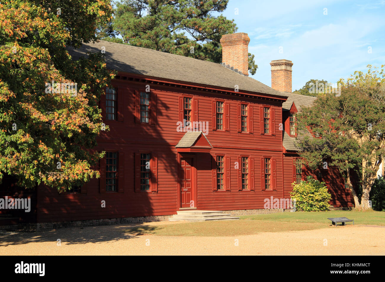 La Peyton Randolph Home, dipinta luminosamente qui rosso, è una delle più antiche case in stile coloniale situato nel quartiere storico di Williamsburg, Virginia Foto Stock