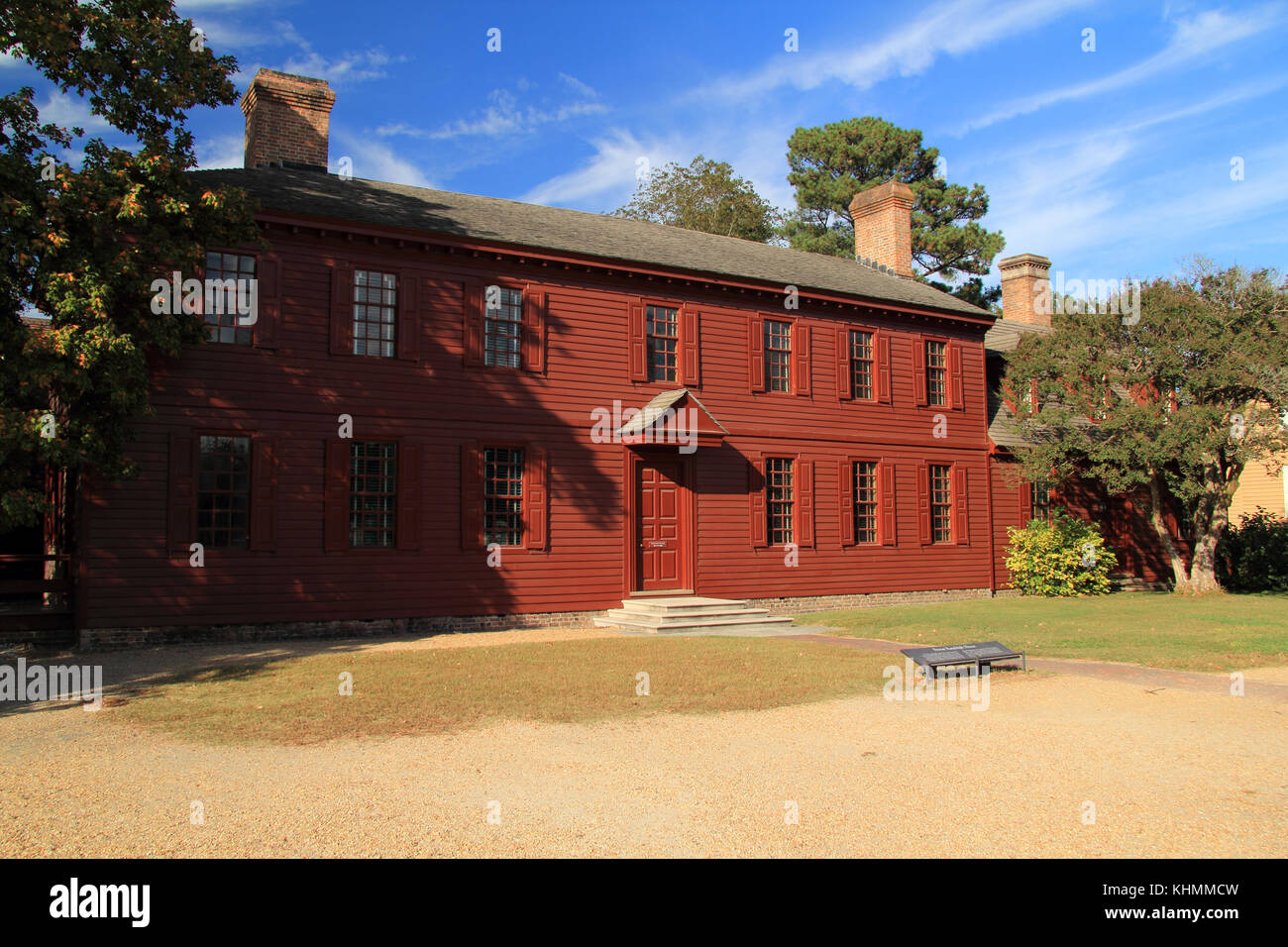 La Peyton Randolph Home, dipinta luminosamente qui rosso, è una delle più antiche case in stile coloniale situato nel quartiere storico di Williamsburg, Virginia Foto Stock