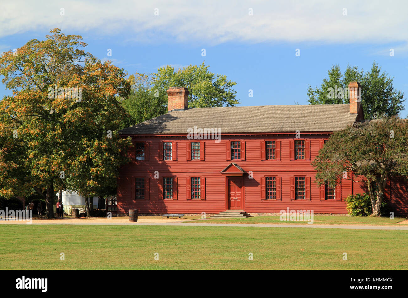 La Peyton Randolph Home, dipinta luminosamente qui rosso, è una delle più antiche case in stile coloniale situato nel quartiere storico di Williamsburg, Virginia Foto Stock