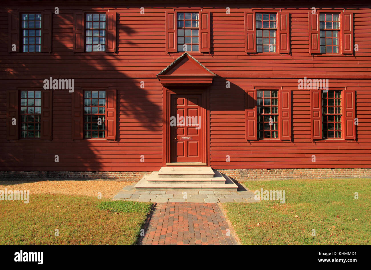 La Peyton Randolph Home, dipinta luminosamente qui rosso, è una delle più antiche case in stile coloniale situato nel quartiere storico di Williamsburg, Virginia Foto Stock