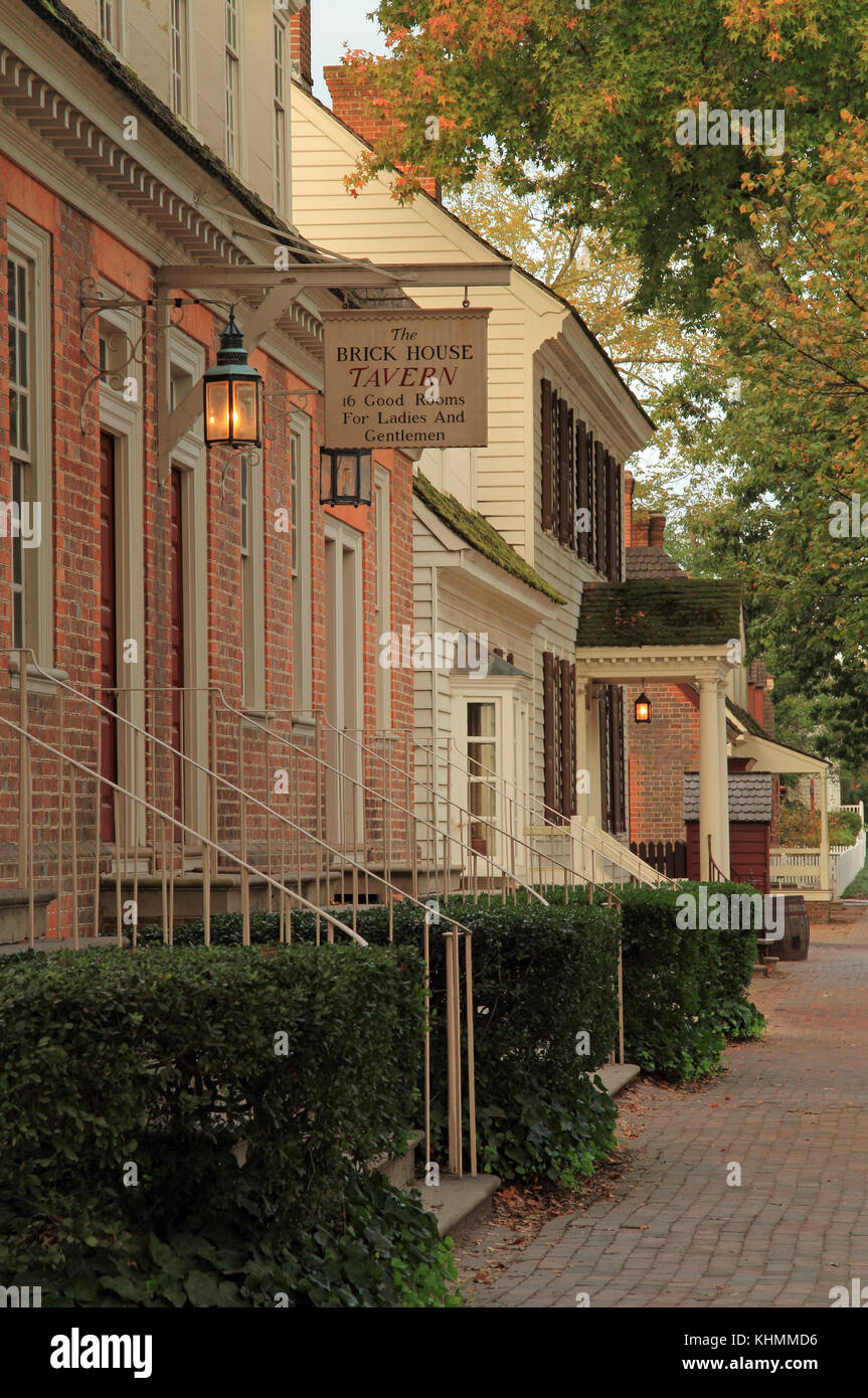 La casa di mattoni Tavern serve come una base eccellente per i visitatori a esplorare e scoprire la ricca storia trovata in Colonial Williamsburg in Virginia Foto Stock