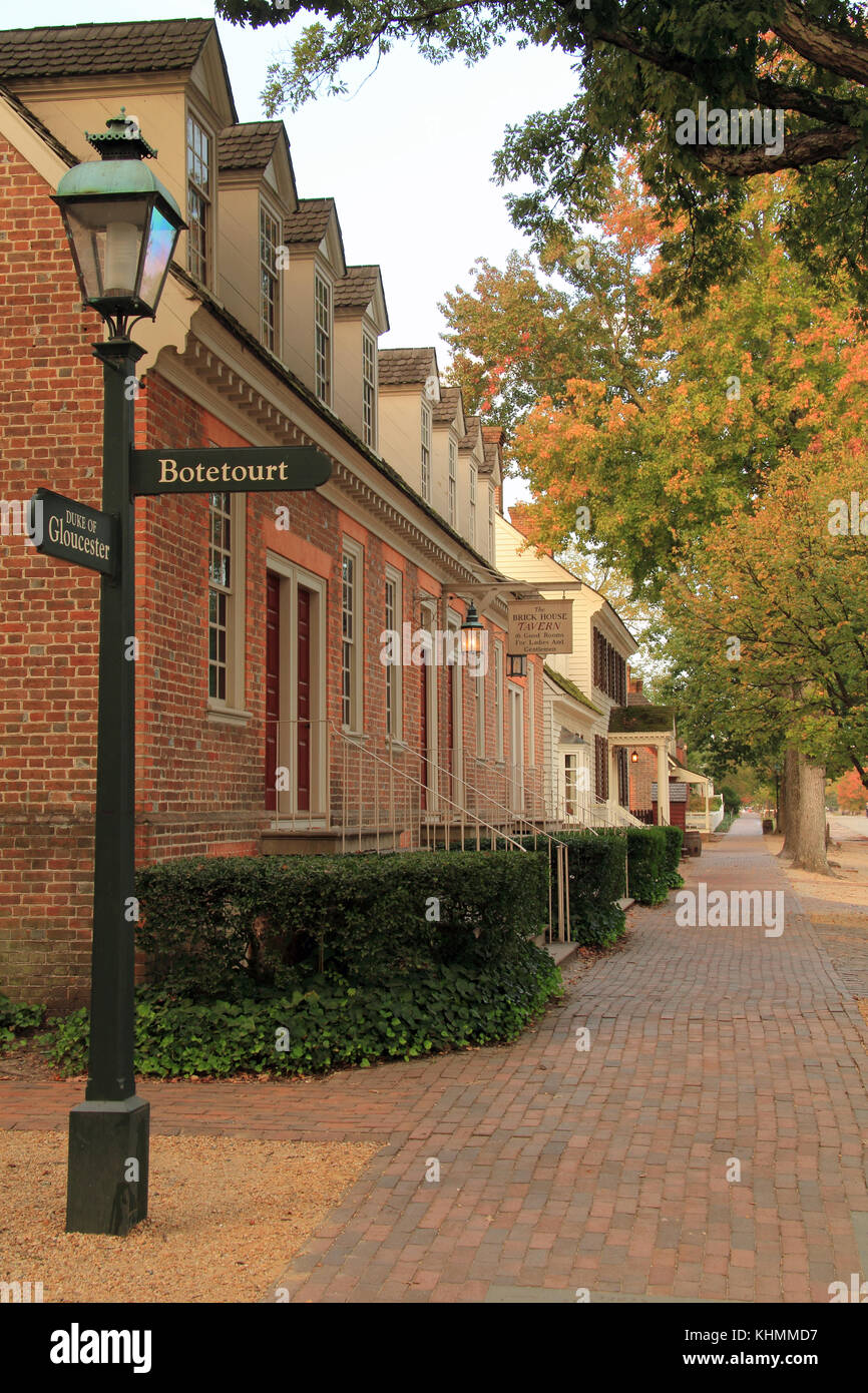 La casa di mattoni Tavern serve come una base eccellente per i visitatori a esplorare e scoprire la ricca storia trovata in Colonial Williamsburg in Virginia Foto Stock