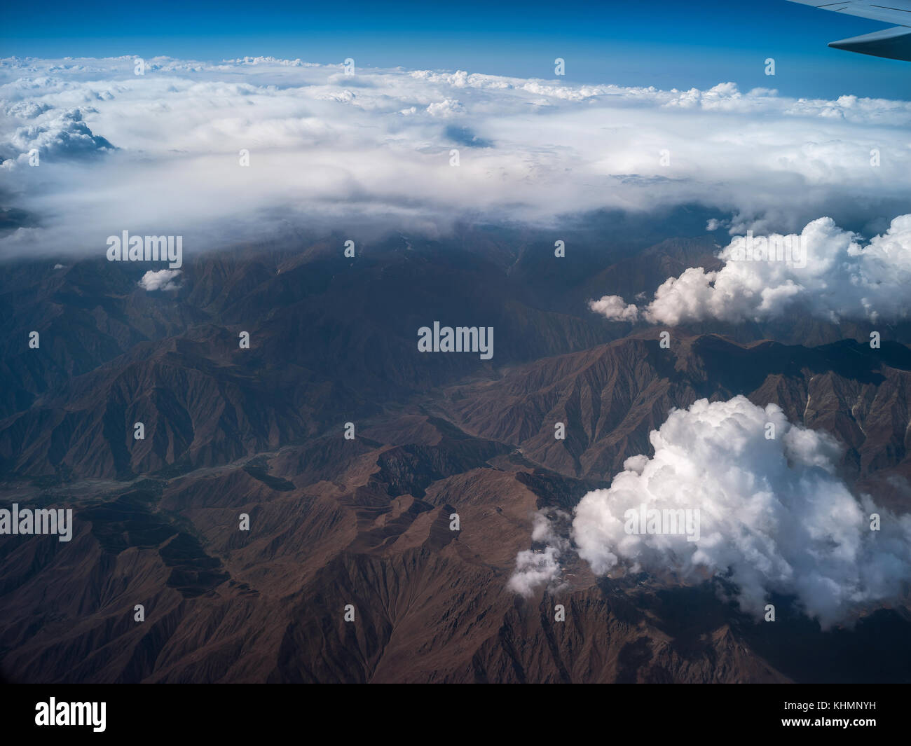 Volando sulle nuvole e cieli di montagna in Kazakistan Foto Stock