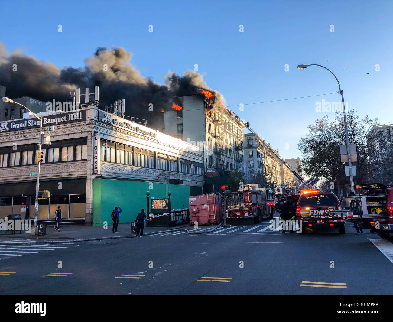 New York, Stati Uniti. 17th novembre 2017. Un grande incendio è visto in un edificio all'incrocio tra 144th Street e Broadway Avenue a Hamilton Hights a Manhattan Island nella città di New York negli Stati Uniti nel pomeriggio di questo Venerdì, 17. Non ci sono informazioni sulle lesioni, più di 170 uomini vigili del fuoco lavorano per combattere le fiamme nell'edificio a 7 piani. (Foto: William VOLCOV/BRAZIL PHOTO PRESS) credito: Brasile Photo Press/Alamy Live News Foto Stock