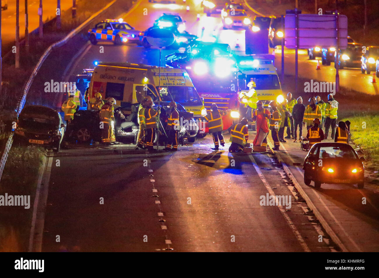 A38 tra Burton on Trent e Derby, Regno Unito. 17 Novembre, 2017.un grave incidente sulla A38 dove incontra la A50, in tra Burton on Trent e Derby; diverse vetture coinvolte, fire equipaggi hanno dovuto ridurre le vetture aperte in modo che i paramedici potrebbe curare il più vittime; polizia ambulanza e il fuoco di equipaggi sono all'incidente ed è in corso. Credito: NewsImages/Alamy Live News Foto Stock