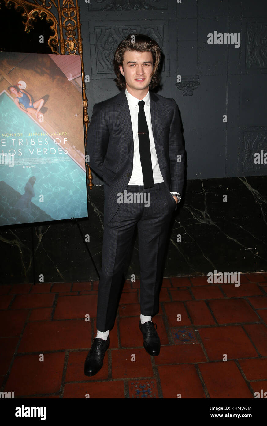 Los Angeles, California, Stati Uniti. 17th novembre 2017. Joe Keery, Alle Tribù Di Palos Verdes Premiere All'Ace Hotel Theatre Di Los Angeles, California, Il 17 Novembre 2107. Credito: Faye Sadou/Media Punch/Alamy Live News Foto Stock