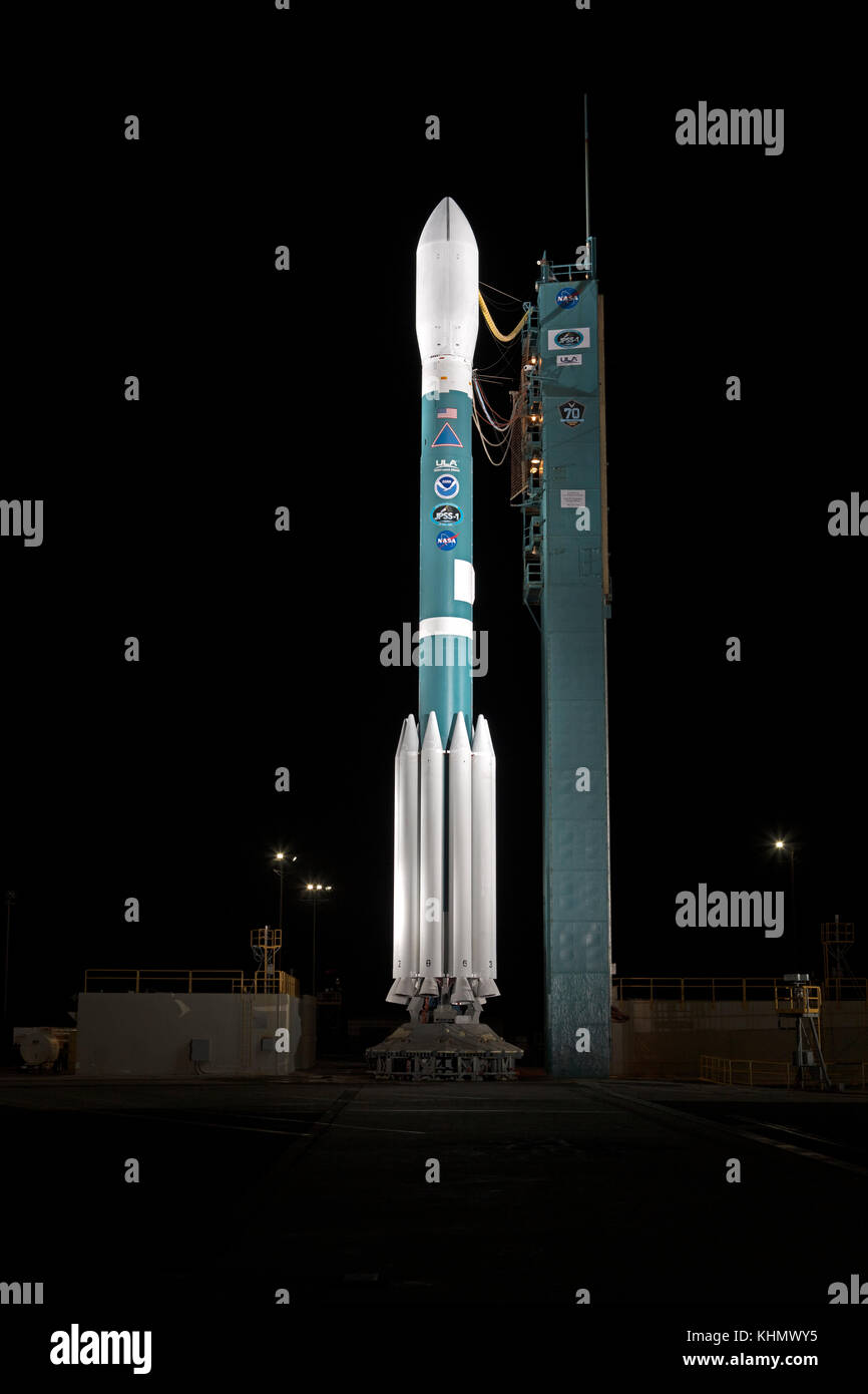 Lompoc, california, Stati Uniti d'America. 17 nov, 2017. Il regno alleanza di lancio razzo delta II che porta il giunto polare sistema satellitare-1 payload è preparato per il lancio presso la base aerea di Vandenberg space launch complex 2 Novembre 17, 2017 in lompoc, California. dopo il back-to-back ritardi la navicella spaziale infine sollevato da mattina presto novembre 18, 2017. Credito: planetpix/alamy live news Foto Stock