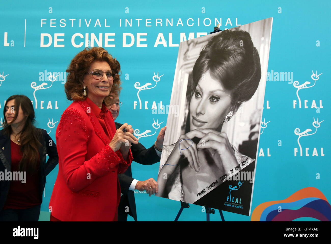 18 novembre 2017 - 18 novembre 2017 (Almeria) almeria international film festival italiano di attrice Sofia Loren riceve l'omaggio di Almeria, terra di cinema di fical per la sua performance in "blanco, Rojo y .', shot in provincia all'inizio del 70s. Sophia Loren il maggior successo attrice italiana di tutti i tempi, la prima donna a vincere l'oscar per una lingua non inglese e film di uno dei più ricorrenti miti in celluloide ha acceso fino ad oggi la stella che si ricorderà di lei per sempre nel "walk of fame" "dell'Almeria capitale. vestito di rosso - con una tuta di camicia adornata con diamanti Foto Stock