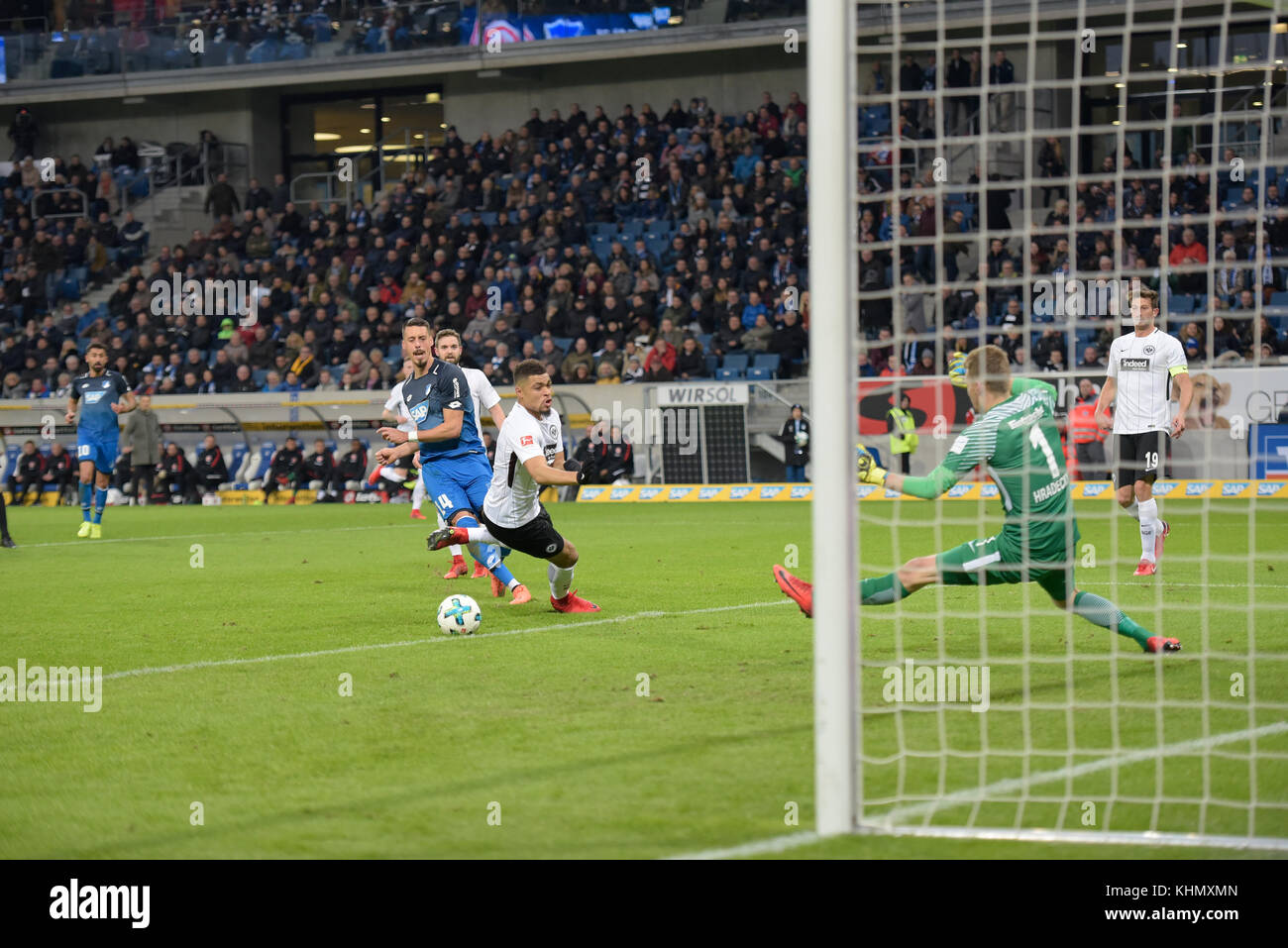 Sinsheim, Deutschland. Xviii nov, 2017. sinsheim, ger - 18 novembre tsg hoffenheim - eintracht Frankfurt Rhein-neckar-arena . sandro wagner (hoffenheim) trifft zum den pfosten . ( Credito: Ulrich roth/alamy live news Foto Stock