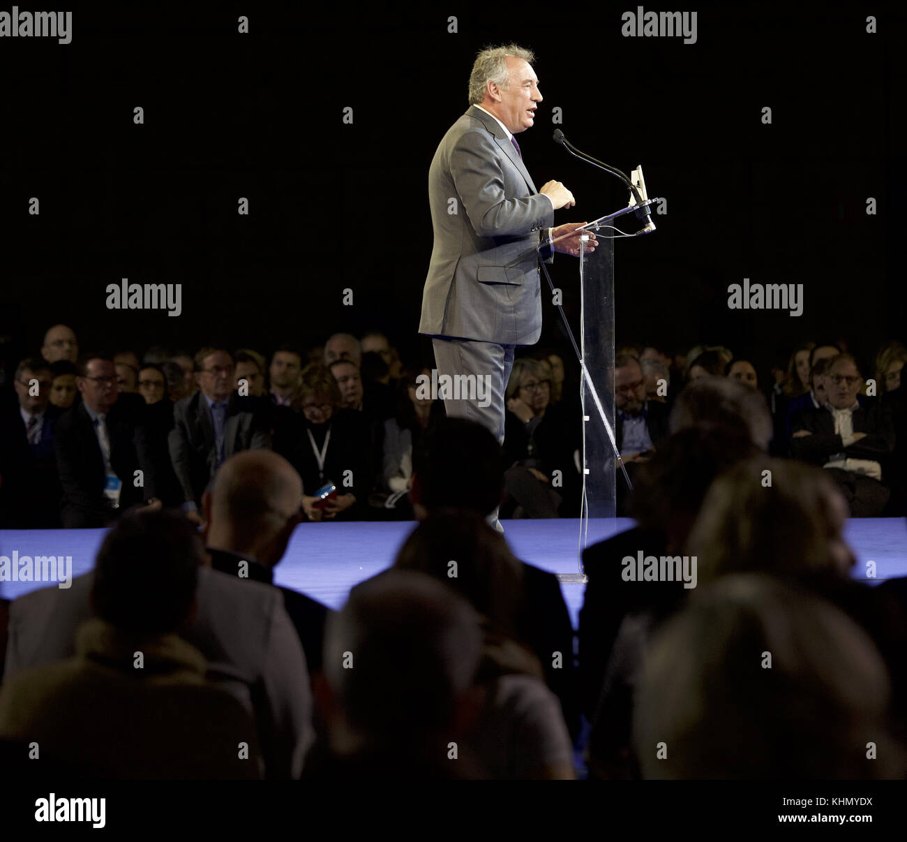 19 ottobre 2017 - Lione, Francia - FranÃ§ois Bayrou, sindaco della città francese di Pau e leader del partito del movimento Democratico (modem), interviene alla prima conferenza del partito del presidente francese Emmanuel Macron le Republique EN March, tenutasi presso il centro Eurexpo di Lione, Francia. Bayou era un candidato presidenziale nel 2002, 2007 e 2012 e ha sostenuto Macron all'inizio delle elezioni del 2017. (Immagine di credito: © James Colburn via ZUMA Wire) Foto Stock