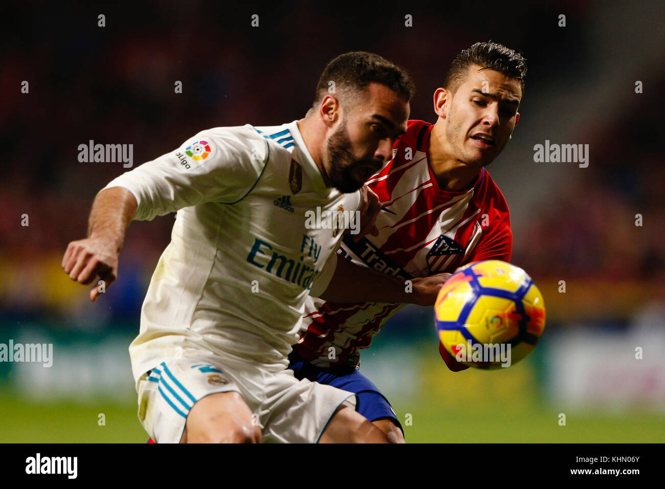 Lucas Hernandez Pi (19) Atletico de Madrid il giocatore. Daniel Carvajal Ramos (2) del Real Madrid in player. La Liga tra Atlético de Madrid vs Real Madrid a Wanda Metropolitano stadium a Madrid, Spagna, 18 novembre 2017 . Credito: Gtres Información más Comuniación on line, S.L./Alamy Live News Foto Stock