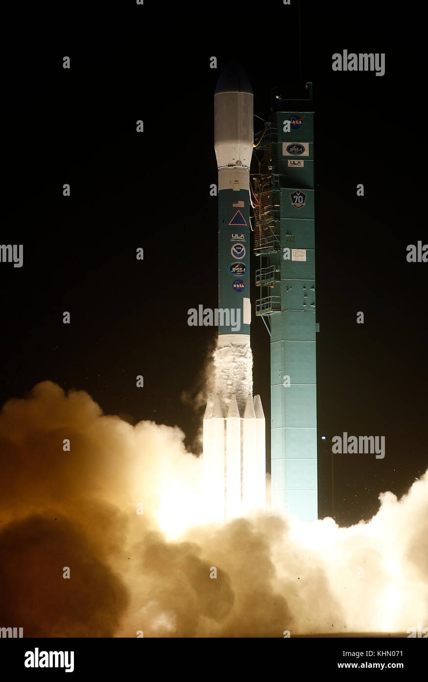 Vandenberg AFB, California, Stati Uniti. 18 novembre 2017. Un razzo Delta 2 decolla dalla costa centrale della California sabato dopo tentativi di lancio back-to-back scrubbed all'inizio di questa settimana. Il Delta 2 ha portato il satellite meteorologico JPSS 1 in orbita per NOAA. Crediti: Gene Blevins/ZUMA Wire/Alamy Live News Foto Stock