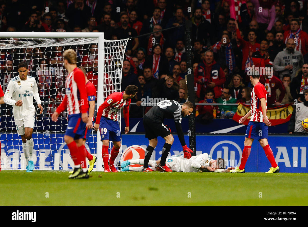 Jan Oblak (13) Atletico de Madrid il giocatore. Sergio Ramos Garcia (4) del Real Madrid in player. La Liga tra Atlético de Madrid vs Real Madrid a Wanda Metropolitano stadium a Madrid, Spagna, 18 novembre 2017 . Credito: Gtres Información más Comuniación on line, S.L./Alamy Live News Foto Stock